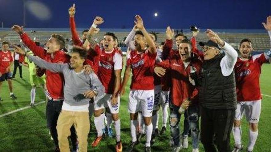 Los jugadores del CD Ibiza celebran sobre el césped la consecución del campeonato doméstico.