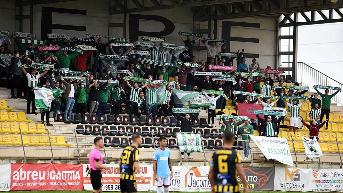 La afición del Córdoba CF anima a los suyos en el estadio Ciudad de Lepe.