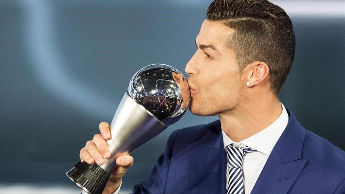 Ronaldo besa el trofeo que le ha otorgado la FIFA este lunes en la gala de Zúrich