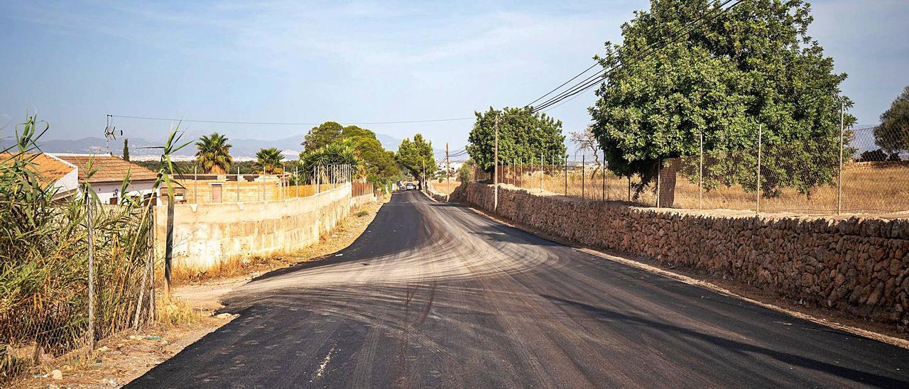 El asfaltado del camino que da a la parcelación rústica ilegal de Son Olivaret provocó una nueva polémica. | GUILLEM BOSCH