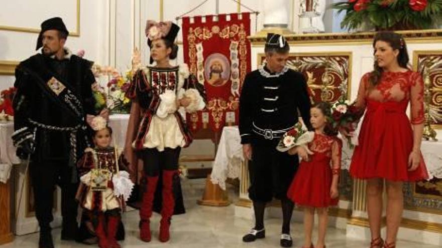 La proclamación de la nueva capitanía de la comparsa de Estudiantes en la ermita.