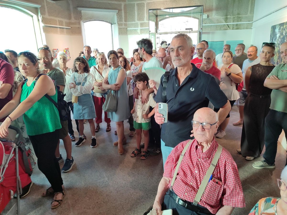 La inauguración fue en la sala de exposiciones Amalia Domínguez Búa y contó con numeroso público.