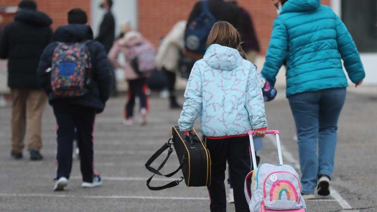 Una niña llega al colegio.