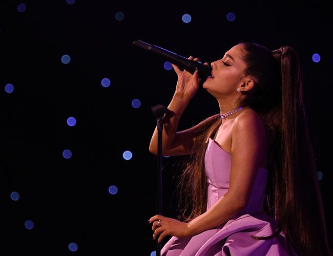 Ariana Grande actuando en los Billboard Women in Music 2018