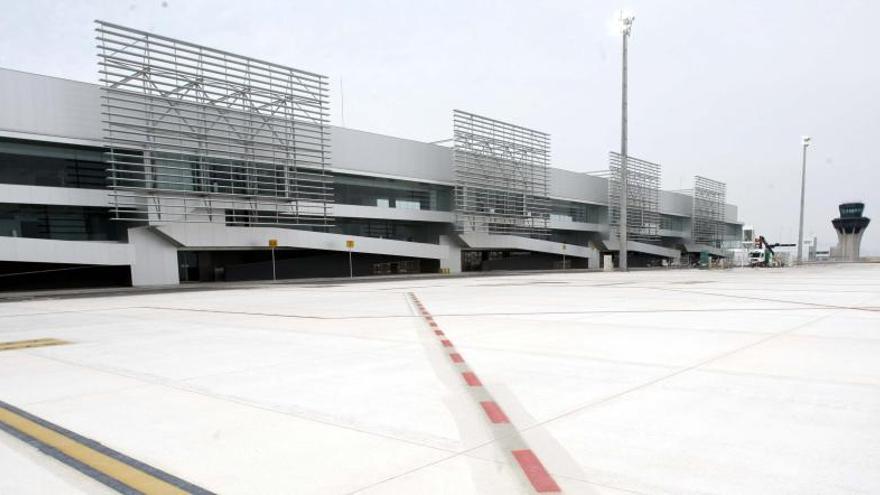 Una de las pistas del aeropuerto construido en Corvera, que está finalizado pero sin abrir al público.