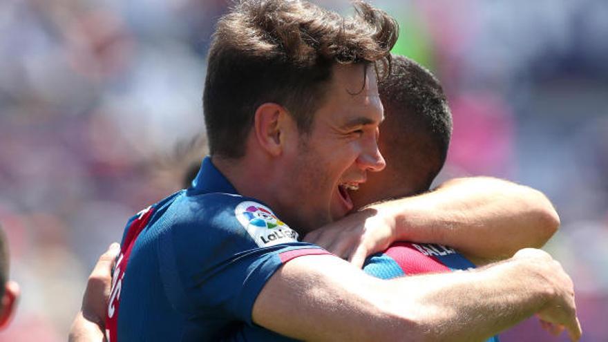 Vukcevic abraza a Vezo en la celebración del segundo gol ante el Rayo.