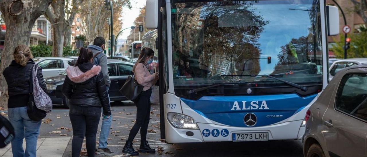 Usuarios suben a un autobús de la línea 7 en el Paseo Alfonso XIII de Cartagena.