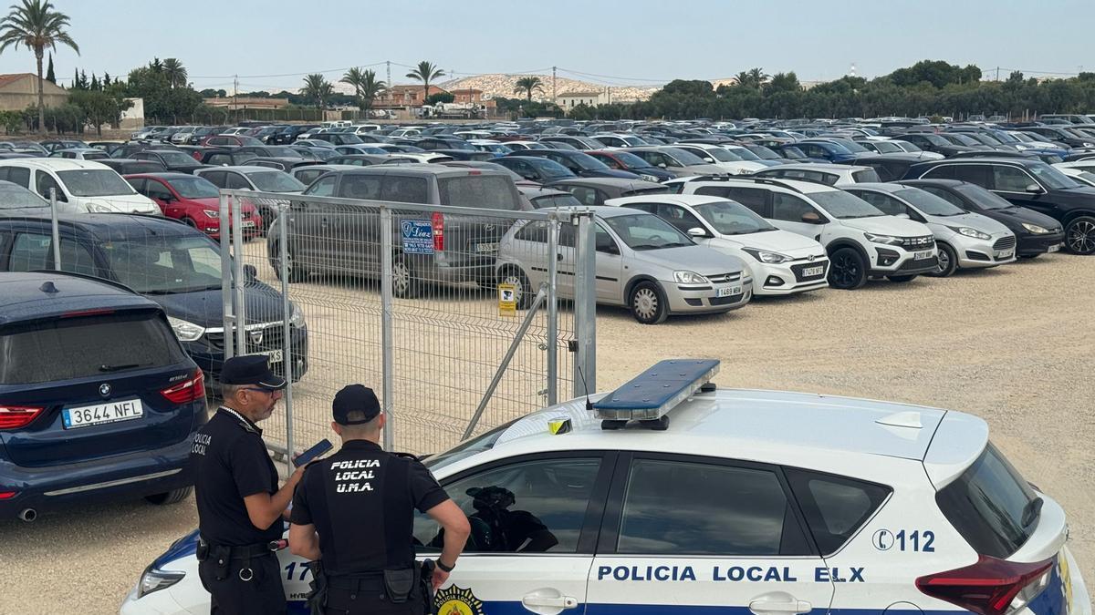 Los agentes de la Policía Local, durante la actuación en la campa de Torrellano.