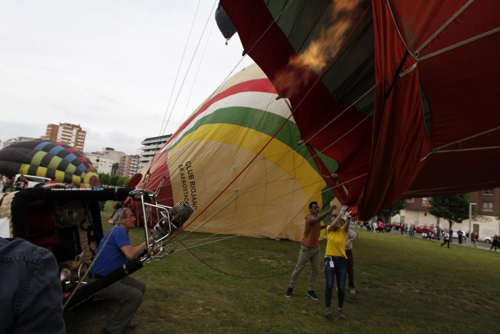 Salida de la regata de globos aerostáticos desde el "solarón", en Gijón.