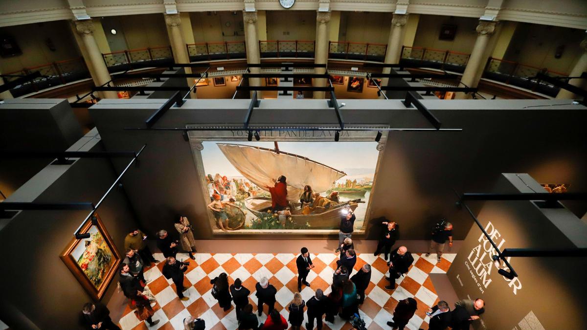 Interior del Palacio de las Comunicaciones en la inauguración de "De la foscor a la llum".