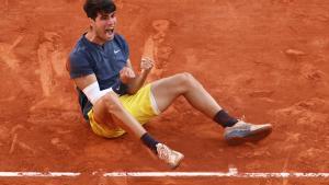 Carlos Alcaraz celebra su éxito en Roland Garros.