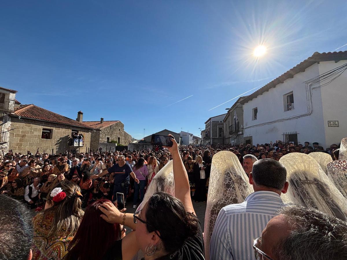 FOTOGALERÍA | El municipio cacereño de Zarza la Mayor se vuelca con el Domingo de los Tiros