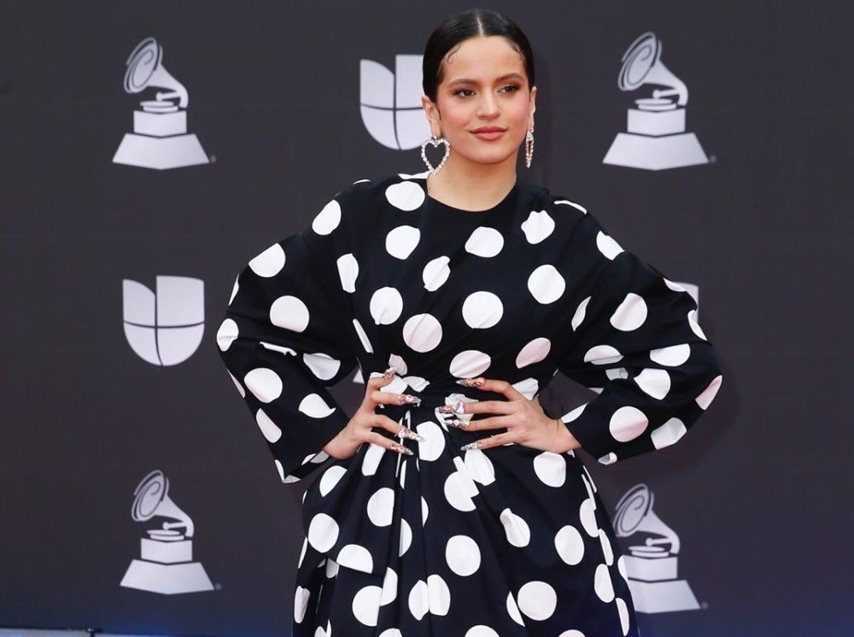 Rosalía con vestido negro de lunares en los Grammy Latino
