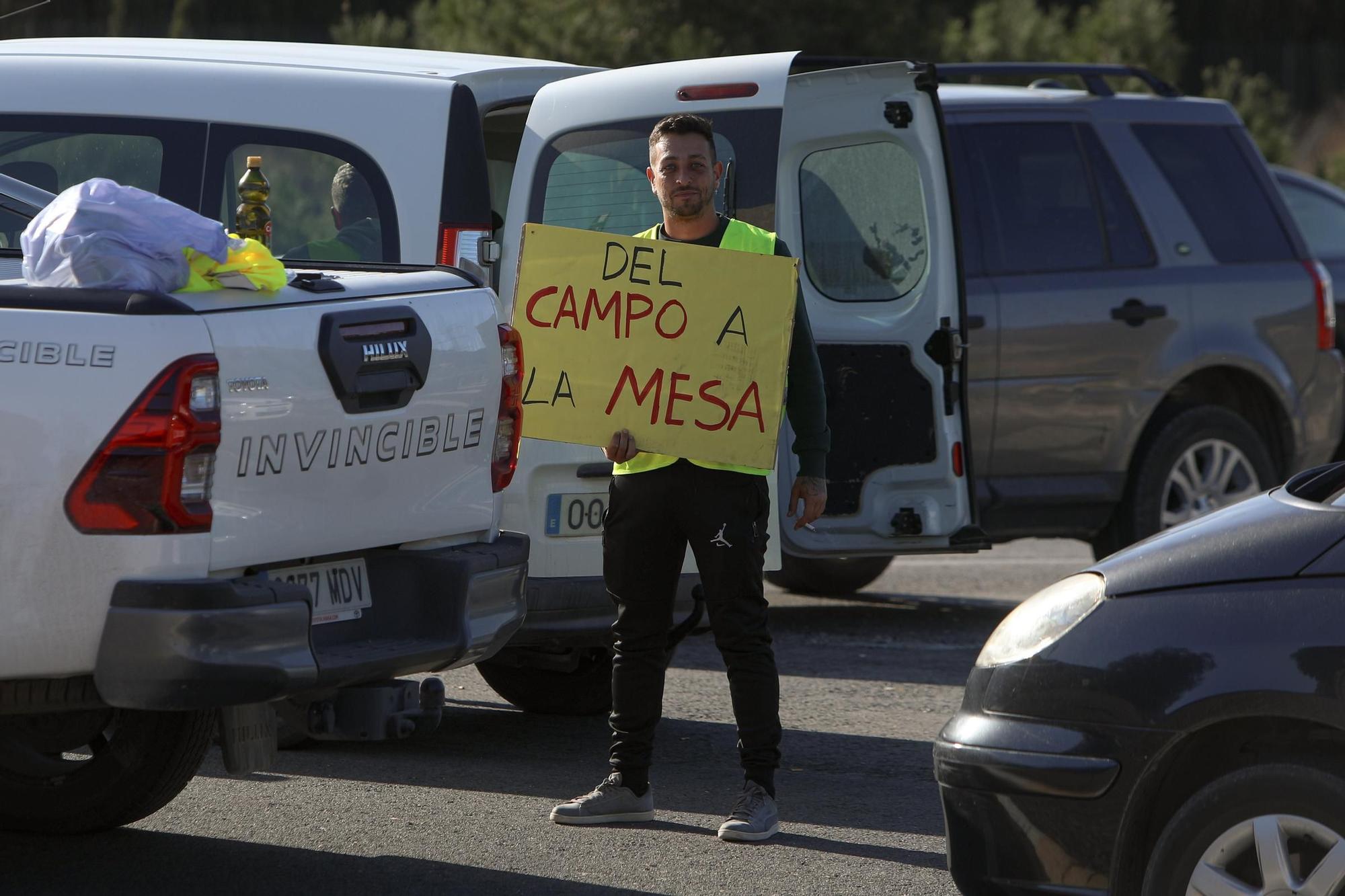 FOTOS: Los agricultores cortan el acceso a Escombreras en una manifestación ilegal