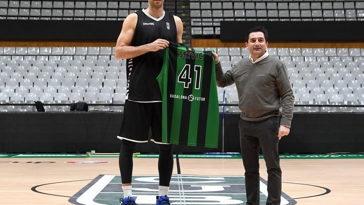 Stevic posa con su nueva camiseta junto al director deportivo Jordi Martí
