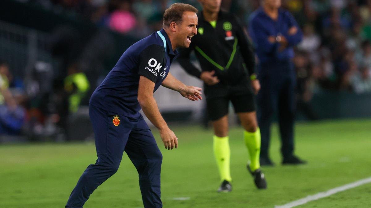 Jagoba Arrasate, dirigiendo desde la banda en Pucela