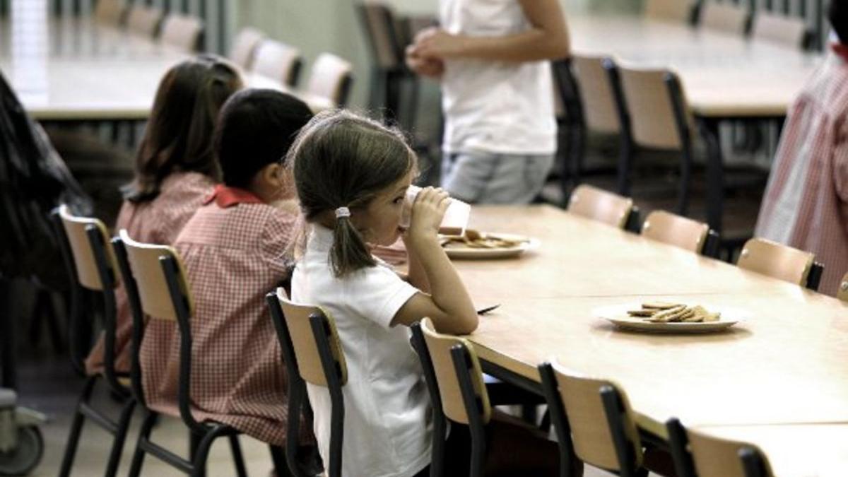 Niños en un comedor escolar.
