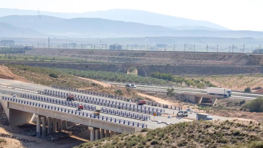 Los trabajos para eliminar las curvas de &quot;El Angosto&quot; en la autovía de Madrid avanzan a buen ritmo junto a la cárcel de Villena