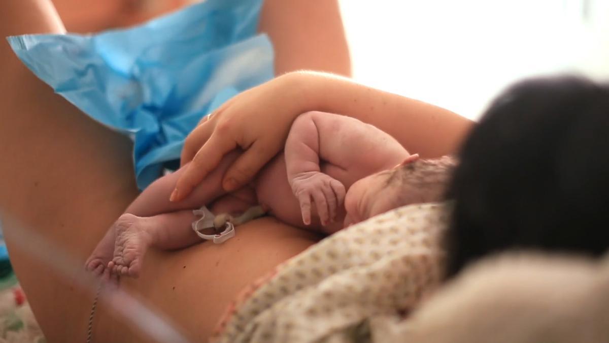 Un nadó recent nascut a l'hospital de Palamós en una imatge d'arxiu.
