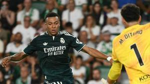 El Reial Madrid ganduleja  a Elx i voreja un nou fiasco