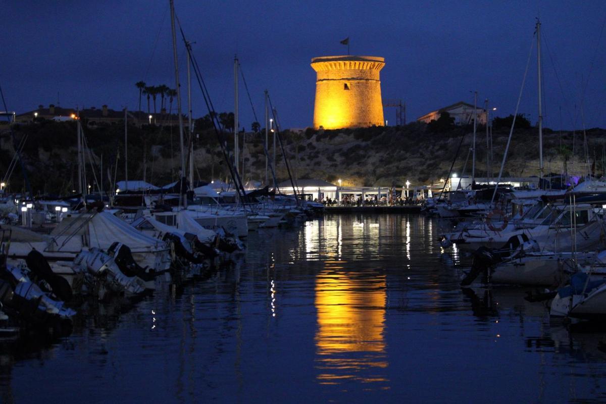 Imagen nocturna de la Torre de La Illeta iluminada