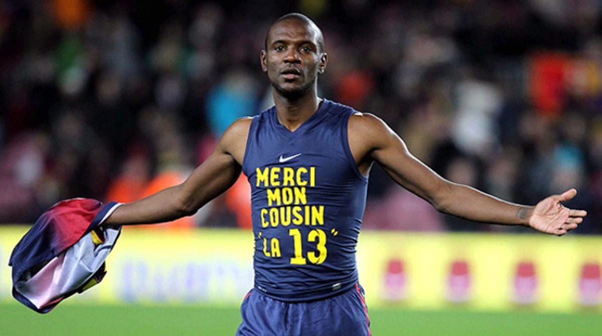 Abidal, amb una samarreta d’agraïment al seu cosí, després del partit contra el Mallorca.