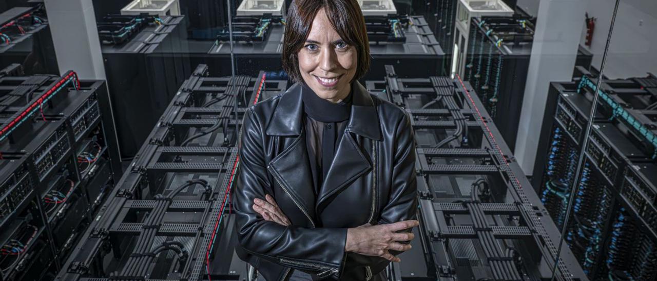 Diana Morant, ministra de Ciència i Universitats, al costat del supercomputador MareNostrum 5, dijous. | MANU MITRU