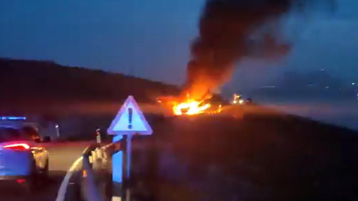 Un coche acaba calcinado en Las Palmas de Gran Canaria