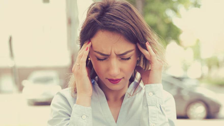 La migraña causa dolores de cabeza recurrentes.