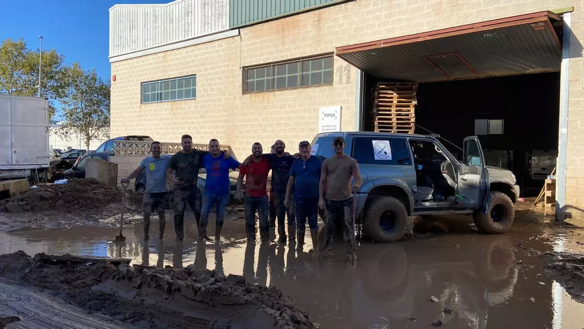 Los cinco amigos de Almendralejo voluntarios en Valencia: “Nos besaban hasta las manos”
