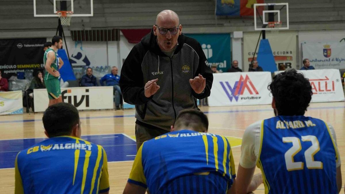 El técnico Ángel Cepeda se dirige a los jugadores durante un partido en casa.