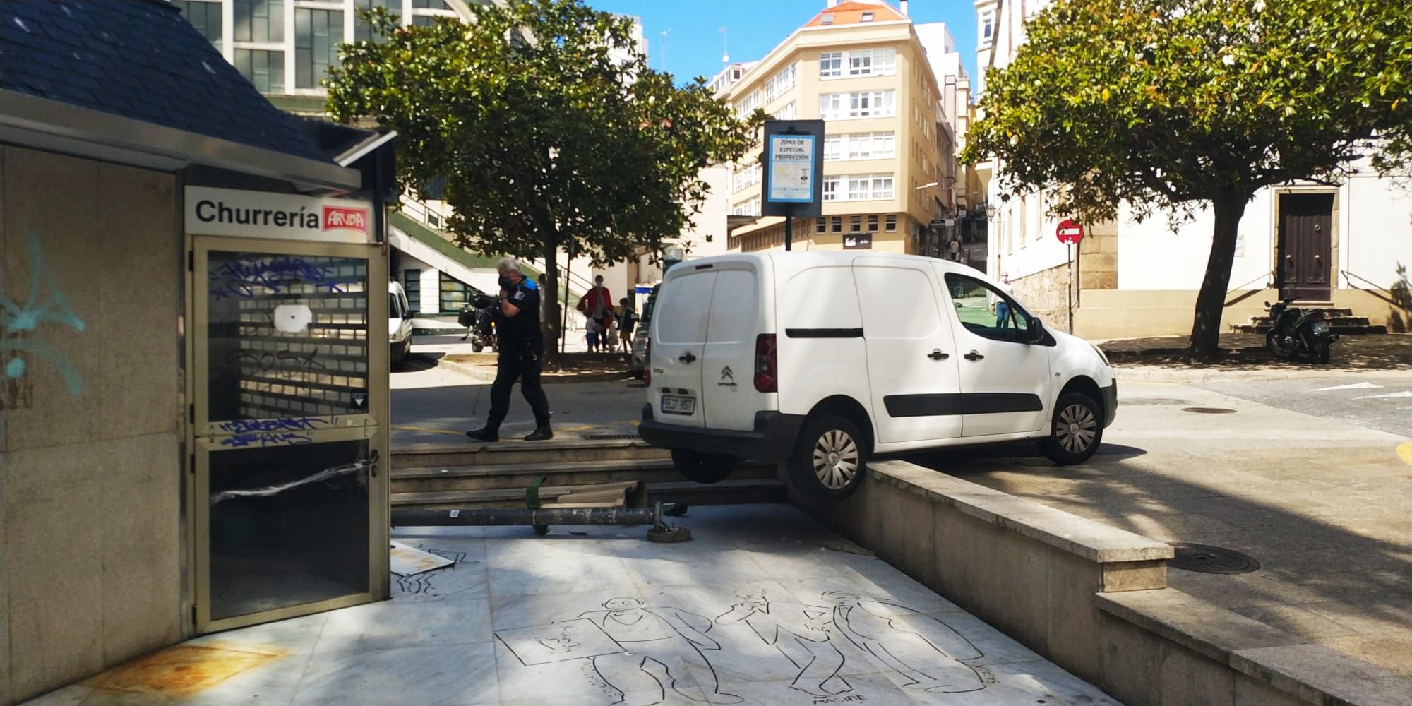 Una furgoneta mal inmovilizada acaba empotrada en el muro de la plaza del Humor