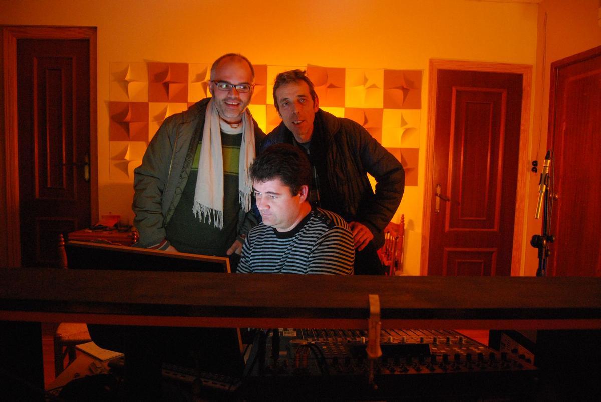 Francesc Burgos Mancha i Remigi Palmero amb Raúl Vercher durant la gravació del disc "Sense comentaris".