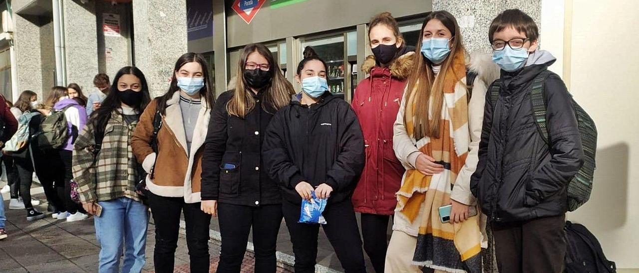 Un grupo de alumnos del IES Sánchez Lastra, ayer, frente al centro formativo. | Jandro Rodríguez