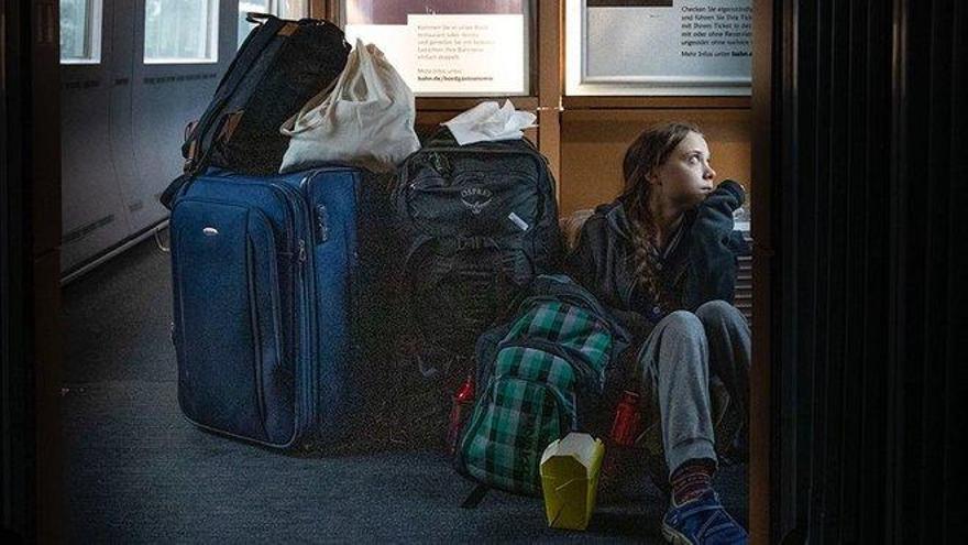 Greta Thunberg publica una foto en un tren sobreocupado de camino a casa