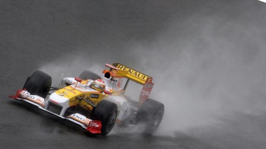 El piloto español de Fórmula Uno, Fernando Alonso, de Renault, durante la primera sesión de entrenamientos del Gran Premio de Bélgica, en el circuito de Spa-Francorchamps, Bélgica, hoy viernes 28 de agosto. El Gran Premio de Bélgica se celebrará el próximo domingo 30 de agosto.