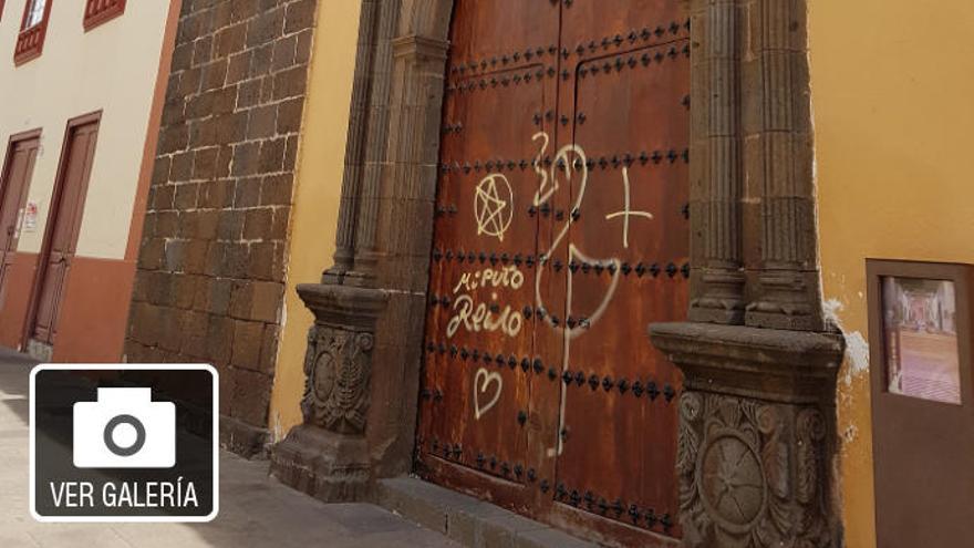 Una puerta de la iglesia del Hospital de Dolores.