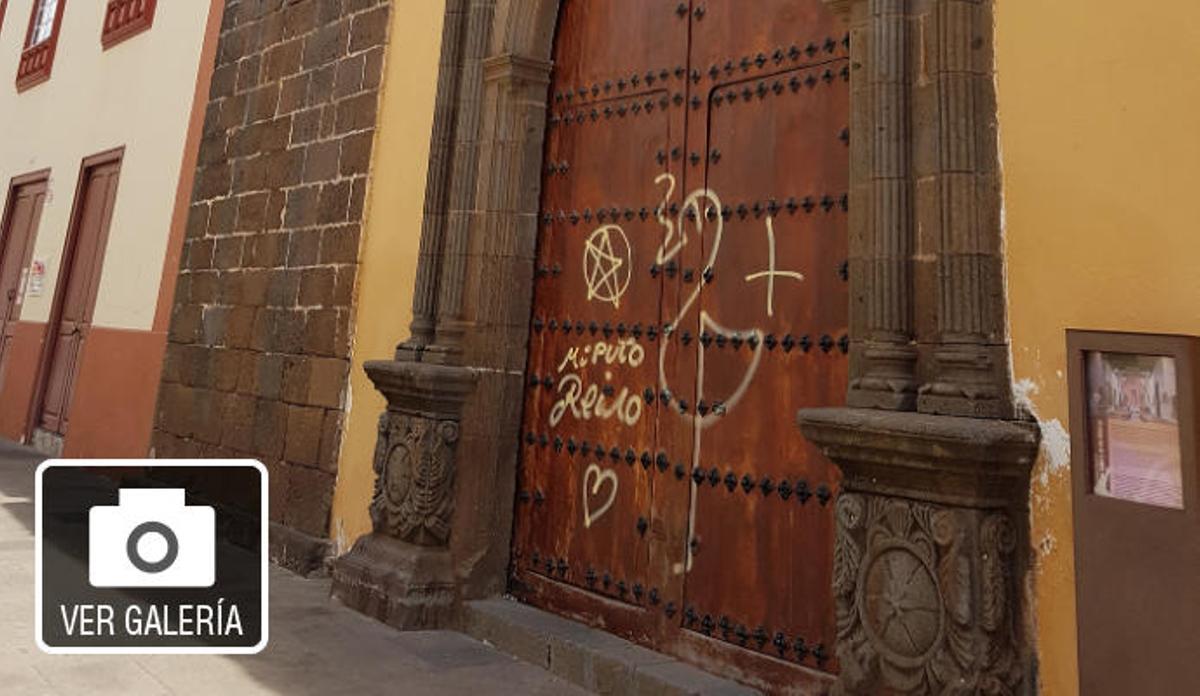 Una puerta de la iglesia del Hospital de Dolores.