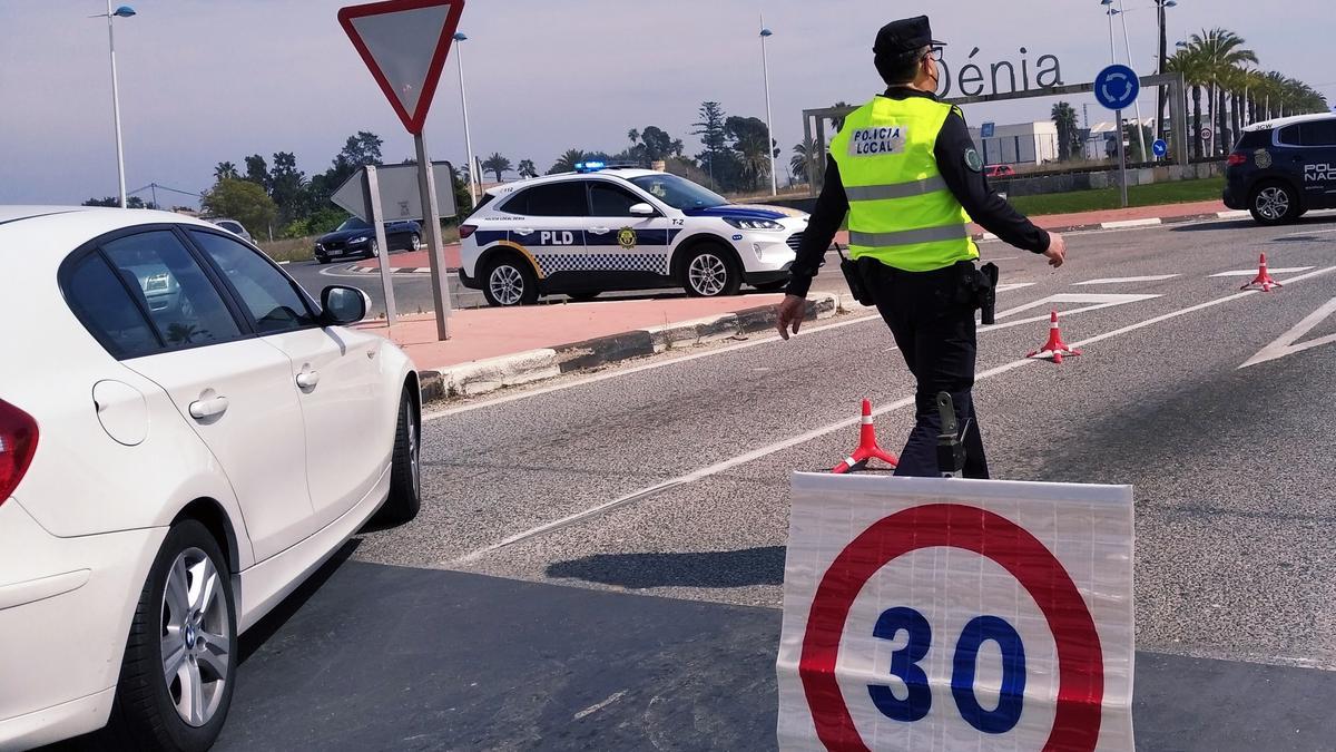 Un control policial en la entrada a Dénia