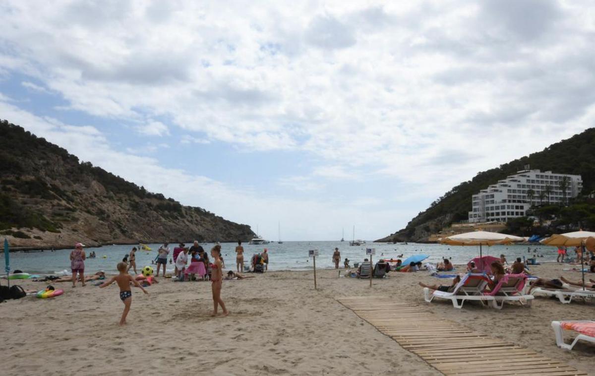 Bañistas en la playa, ayer a mediodía. | MARIA MOLINA