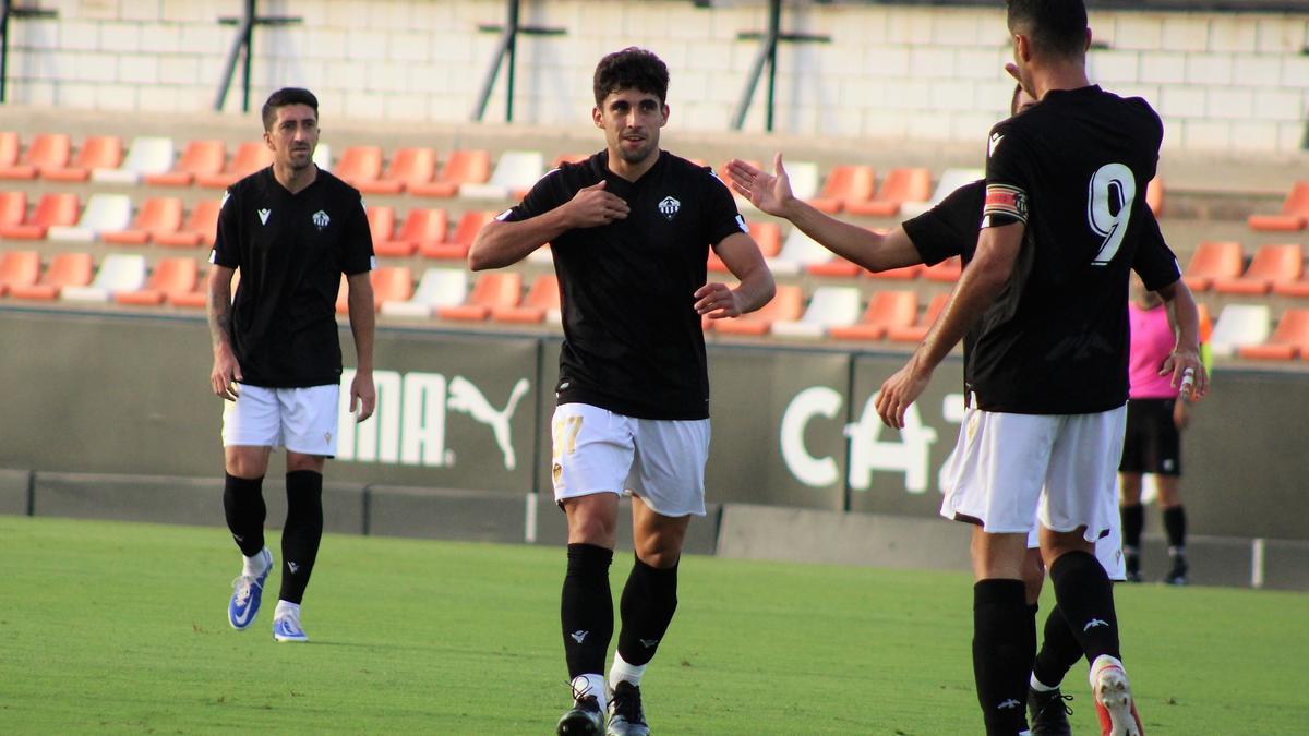 El joven canterano Nacho Gimeno celebra el primer gol del Castellón frente al Mestalla que llegó a los cuatro minutos.