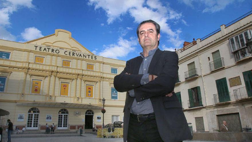 El director del Festival de Málaga Cine Español, Juan Antonio Vigar, posa en la puerta del Teatro Cervantes.