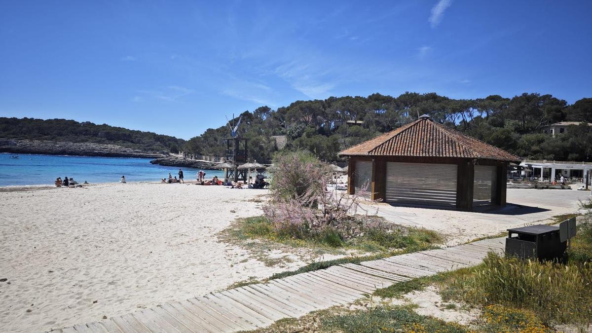 Der Kiosk muss weg: Die Bucht bekommt einen abbaubaren Chiringuito.