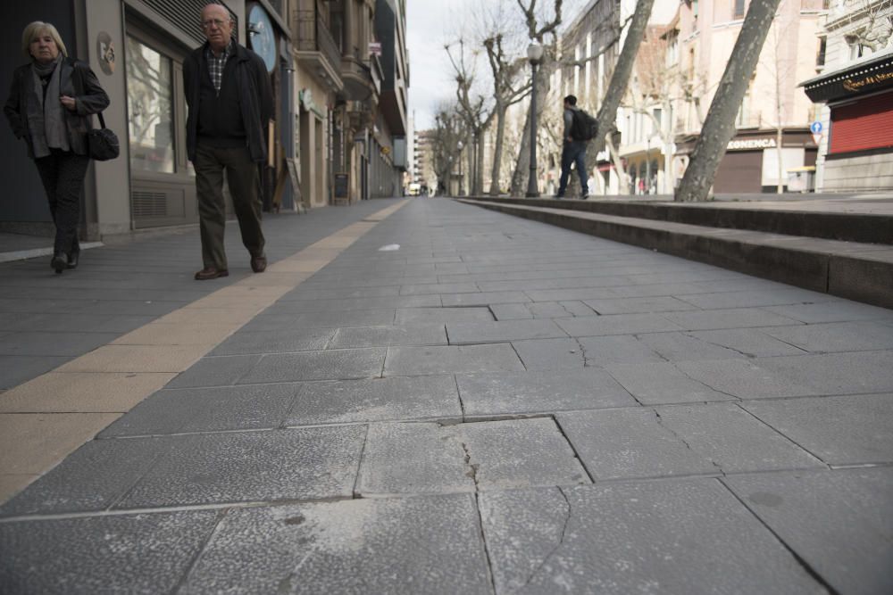 600 rajoles trencades al passeig de Pere III de Manresa.