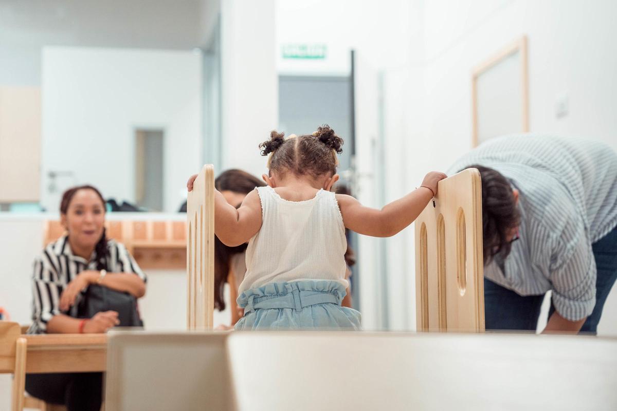 Un niña juega en una instalación de una escuela infantil.