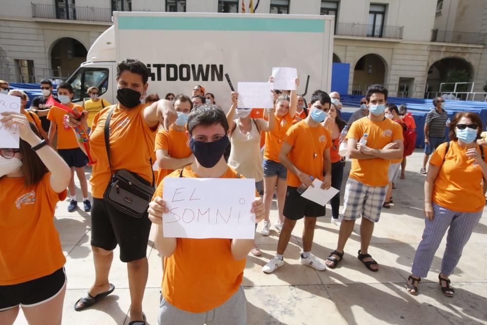 Se ha sumado a esta movilización la protesta el colegio El Somni por haberse quedado fuera del plan Edificant.