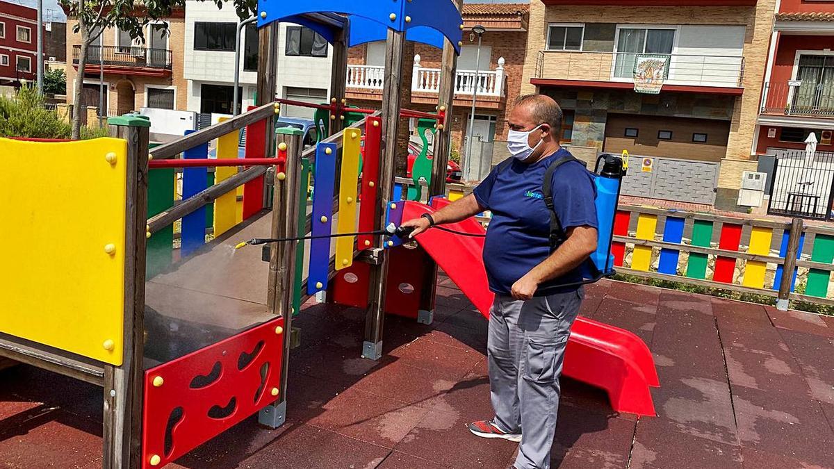 Trabajos de desinfección de un parque infantil de Albalat de la Ribera.