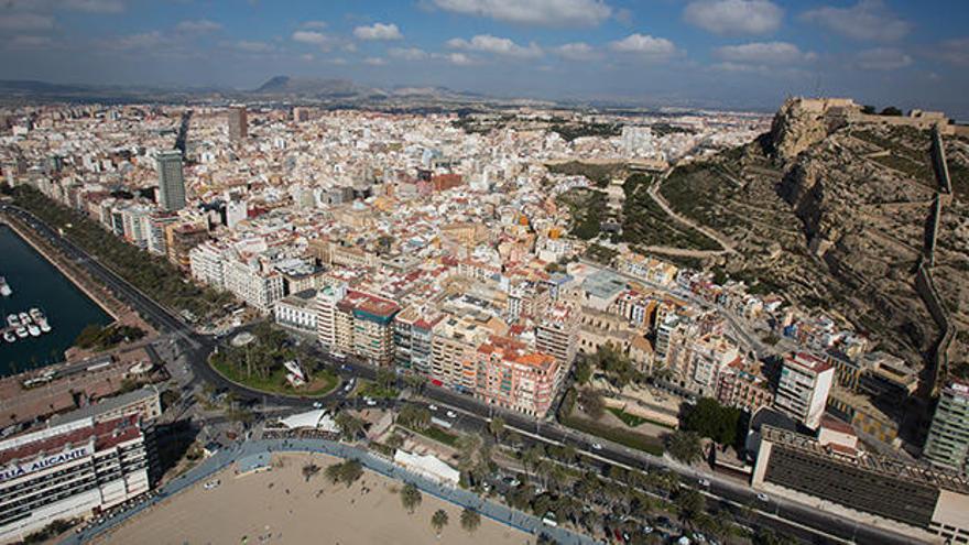 Vista aérea de Alicante en la que se puede contemplar en primer plano su fachada marítima y las faldas del monte Benacantil culminado por el Castillo de Santa Barbara