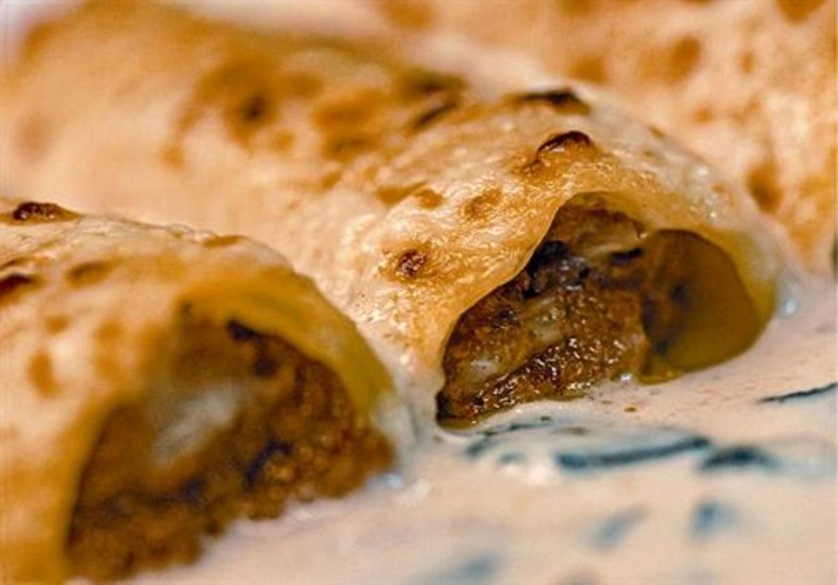 La tradició culinària catalana inivita a fer canelons els dies festius. La tradició culinària catalana inivita a fer canelons els dies festius.