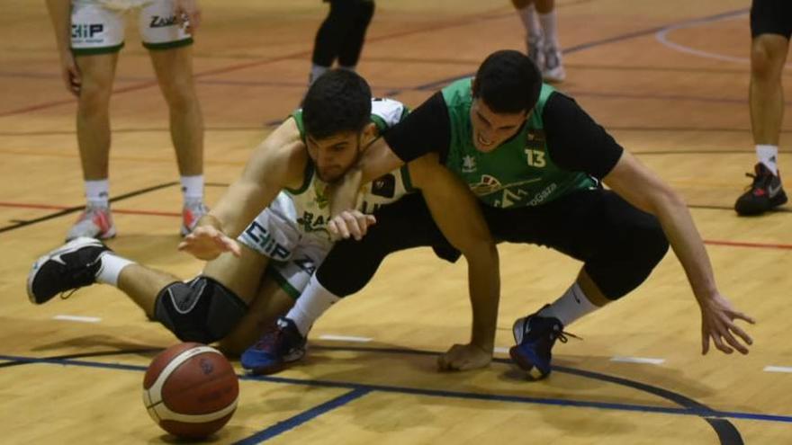 Antonio Canales (UCB), a la derecha, pugna por la posesión del balón.